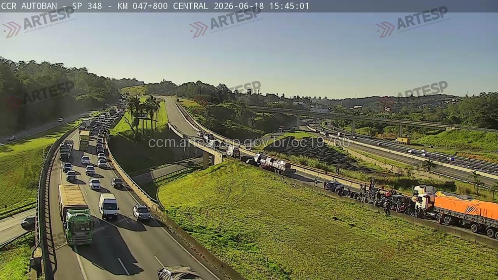 Acidente entre carreta e 6 carros congestiona SP-348 em Jundiaí — Foto: Reprodução/Artesp