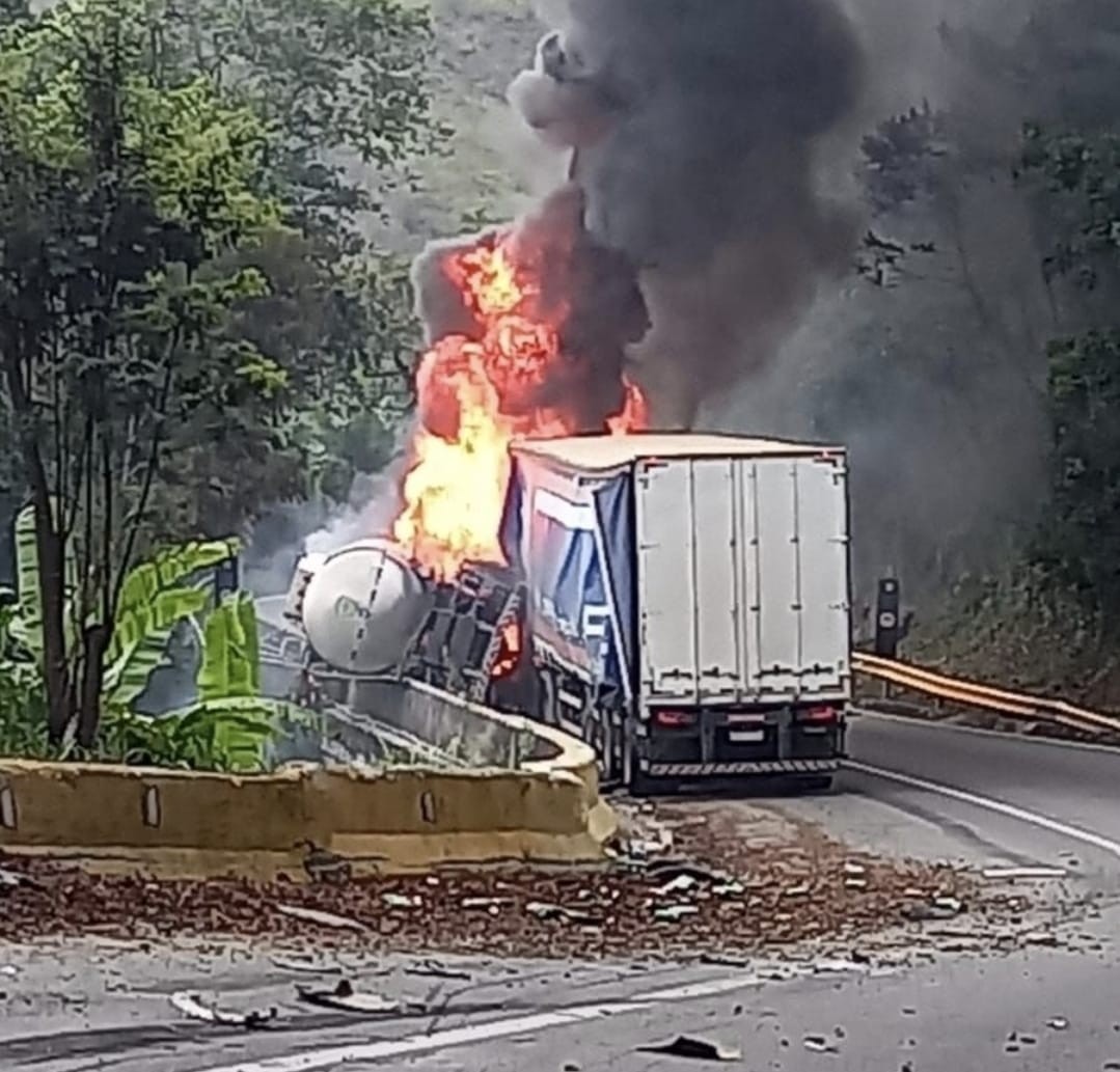 Acidente envolvendo duas carretas interdita pista de decida da Serra das Araras