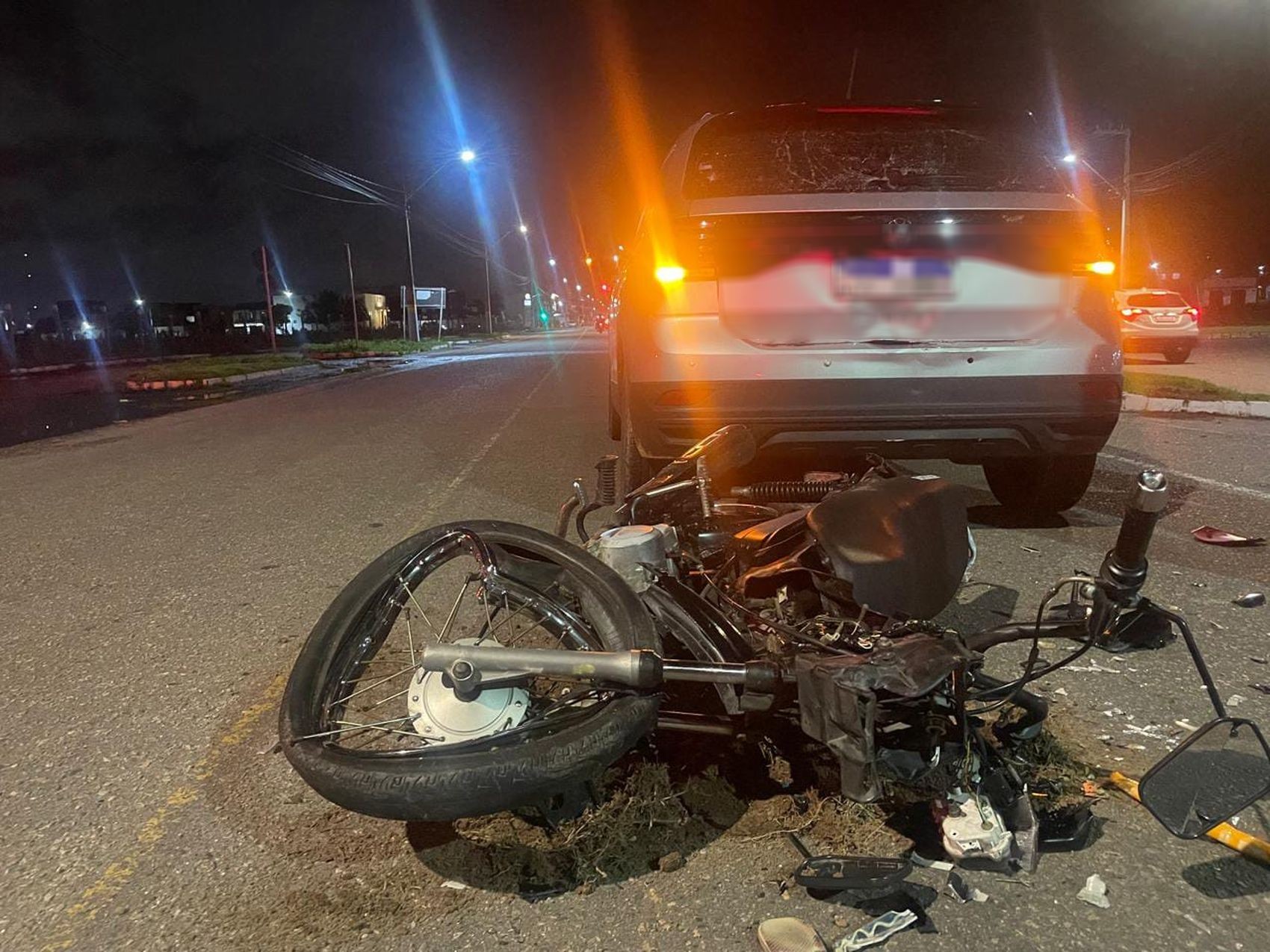 Motociclista fica ferido após bater em fundo de carro na Barra dos Coqueiros