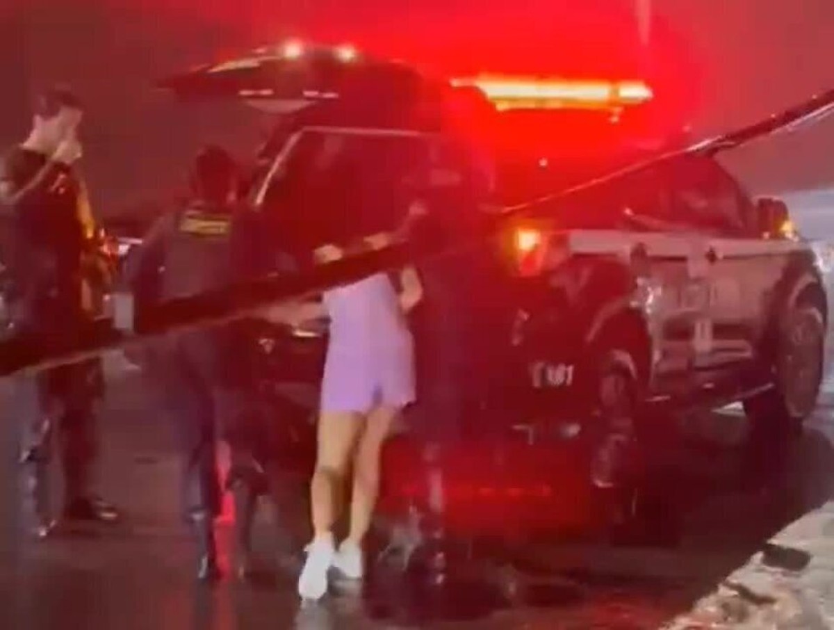 VÍDEO: Motorista de BMW é presa após invadir contramão, bater em dois carros e colidir contra poste em Maceió