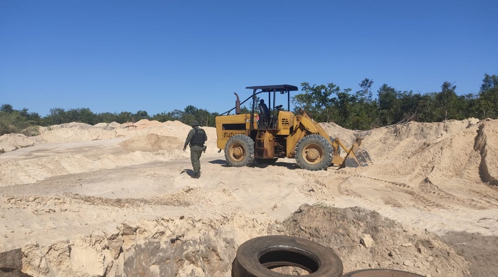 Extração de areia pode poluir o meio ambiente, segundo a PM  Foto: Divulgação/PM