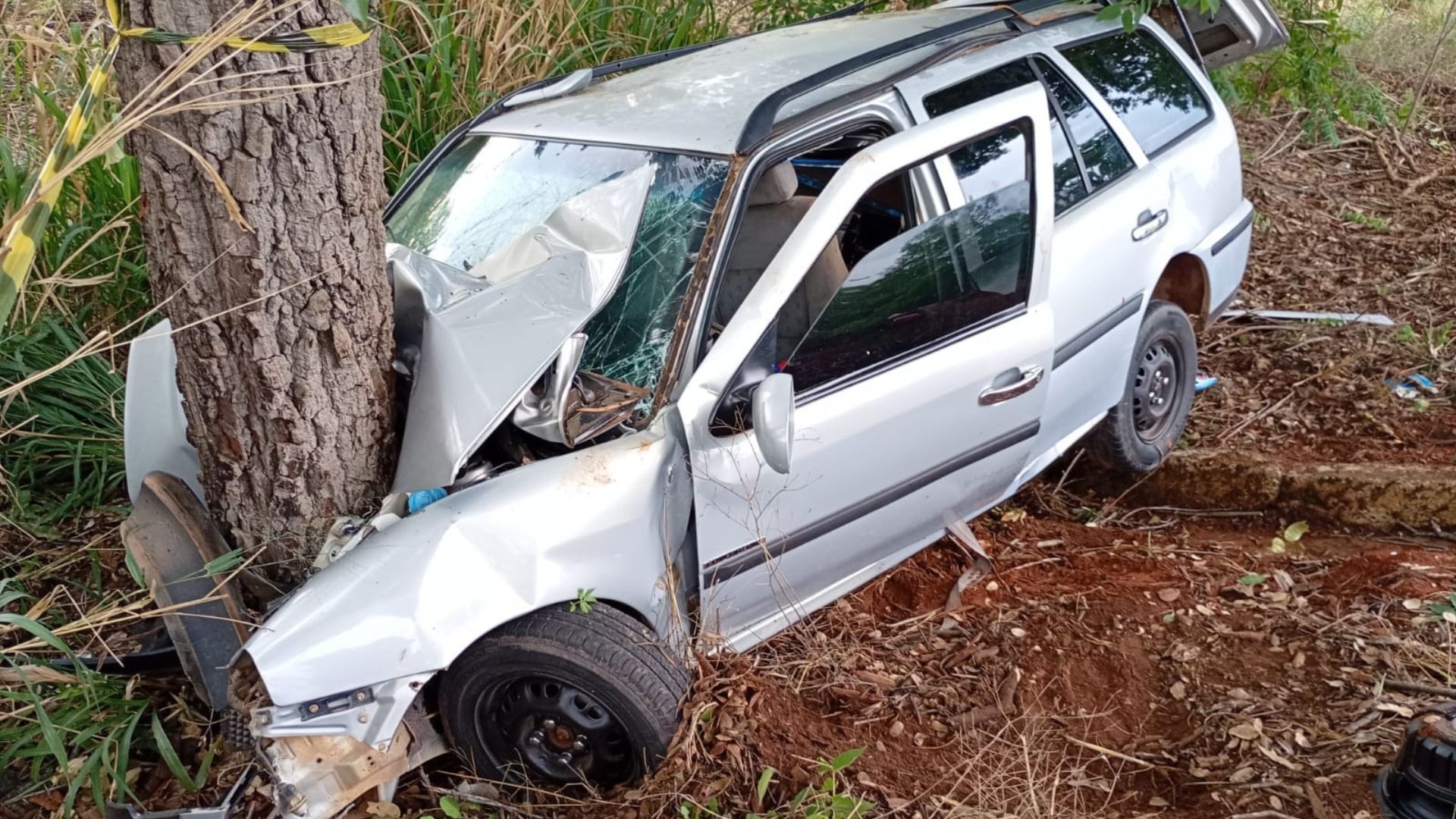 Menina de 9 anos morre após carro bater em árvore na MG-181, em João Pinheiro