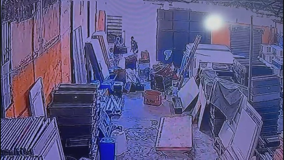 Câmeras de segurança flagraram os criminosos dentro do galpão — Foto: Reprodução/TV Globo