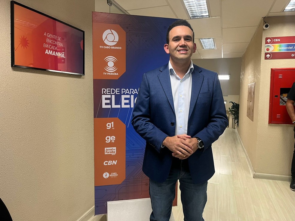 Jhony Bezerra (PSB) candidatos à Prefeitura de Campina Grande, na TV Paraíba — Foto: Bruna Couto