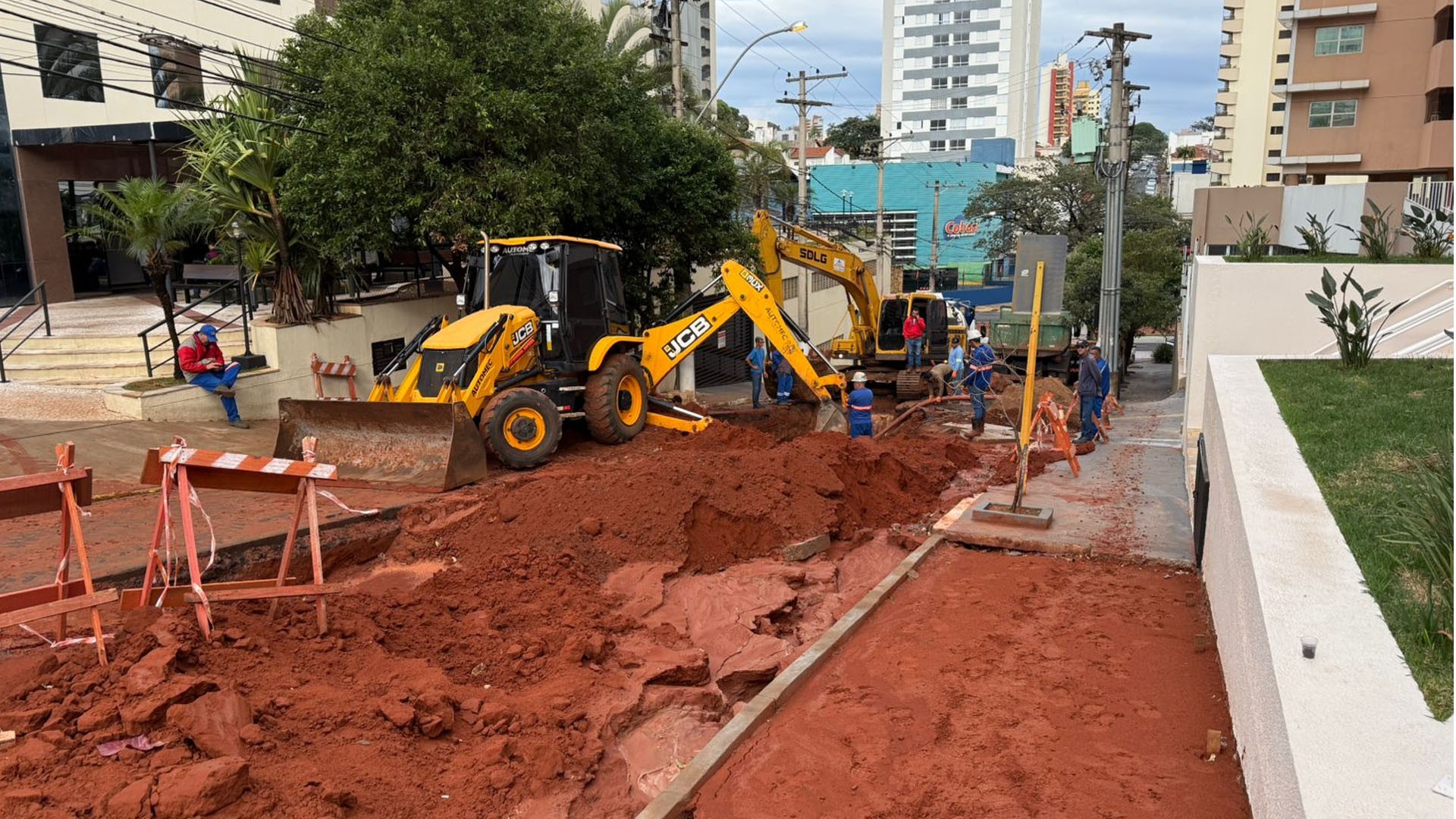 Chuva atrasa liberação de rua em Bauru onde asfalto cedeu e dois carros caíram em crateras 