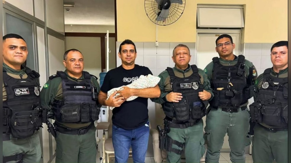 Bebê recém-nascida é encontrada viva em sacola na calçada, em Quixadá. — Foto: Polícia Militar do Ceará