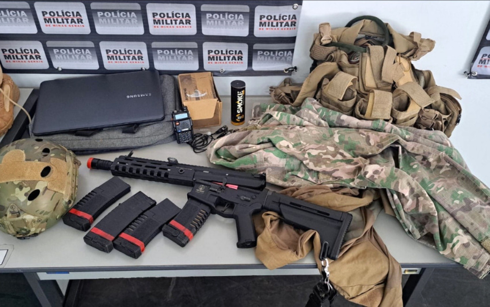 Operação contra o tráfico de drogas apreende arma, roupas camufladas e prende cinco pessoas em Passos, MG