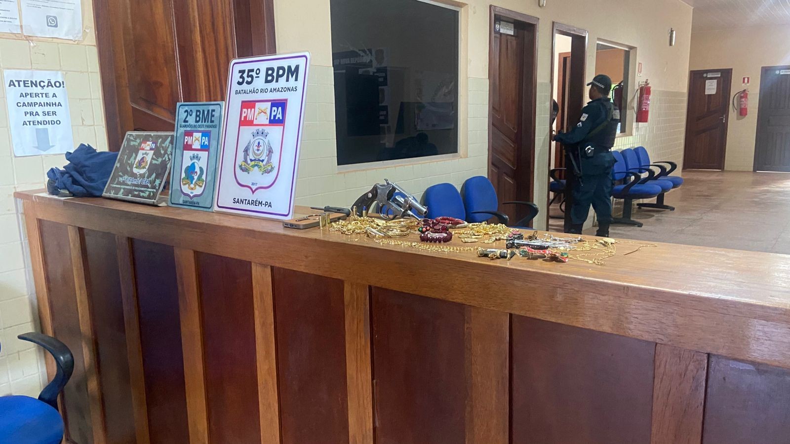 Dupla é presa em flagrante após ação violenta durante assalto em residência em Santarém