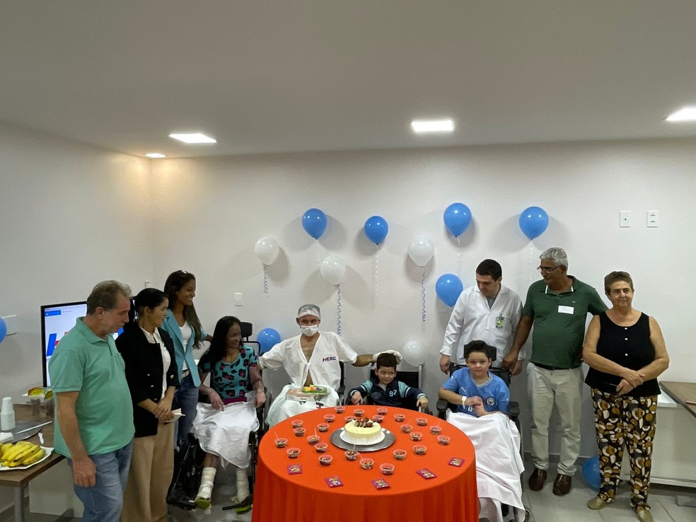 Reencontro foi marcado pela festa de 5 anos de um dos meninos feridos durante a explosão — Foto: Juan Lessa