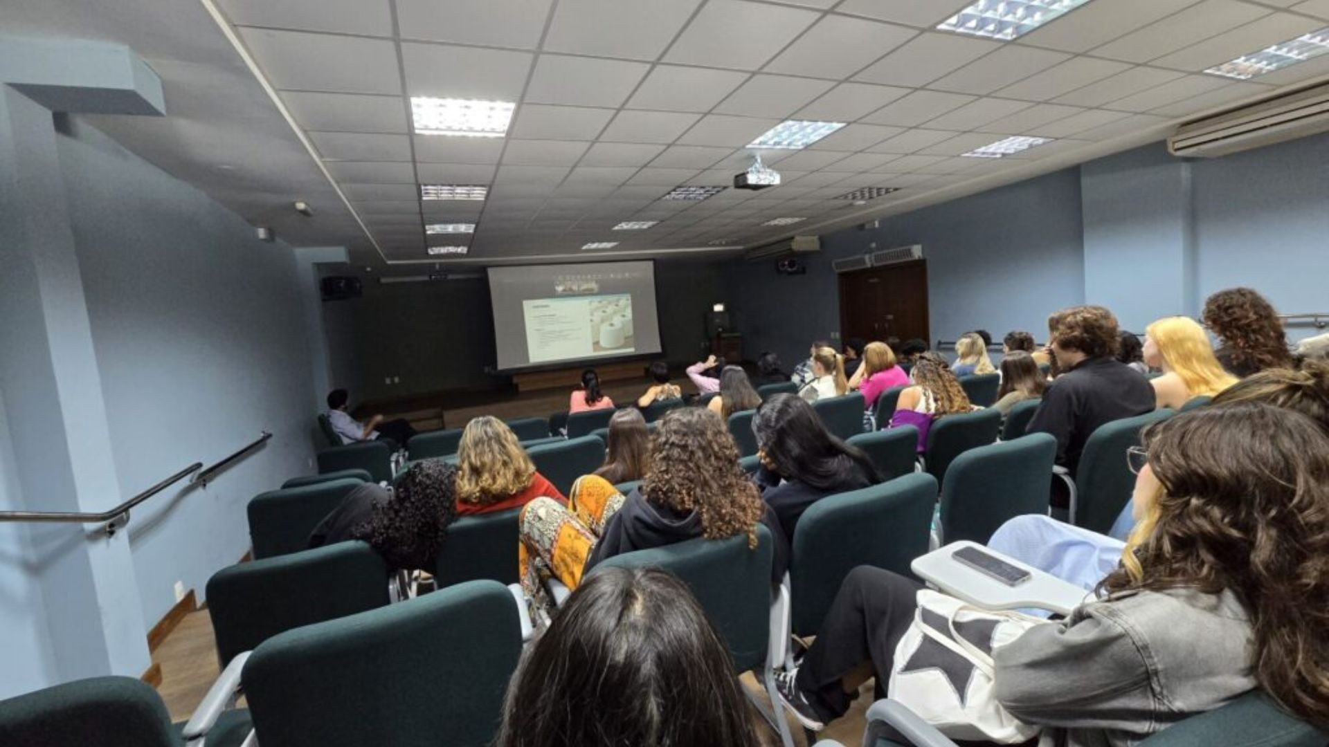 Professora é condenada por racismo após ofensas durante aula em faculdade de Vitória