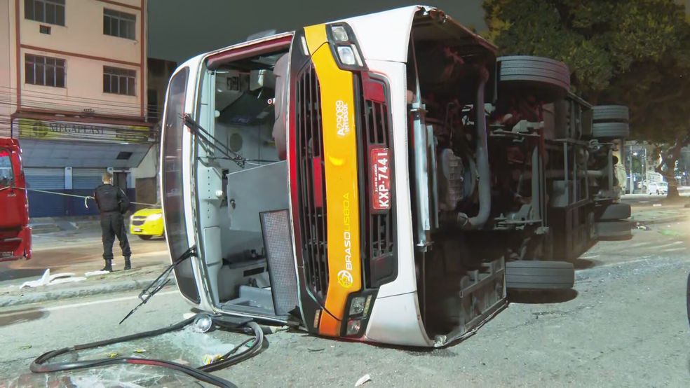 Ônibus tomba em descida de viaduto e deixa um morto e 25 feridos na Zona Norte do Rio — Foto: Josué Luz / TV Globo