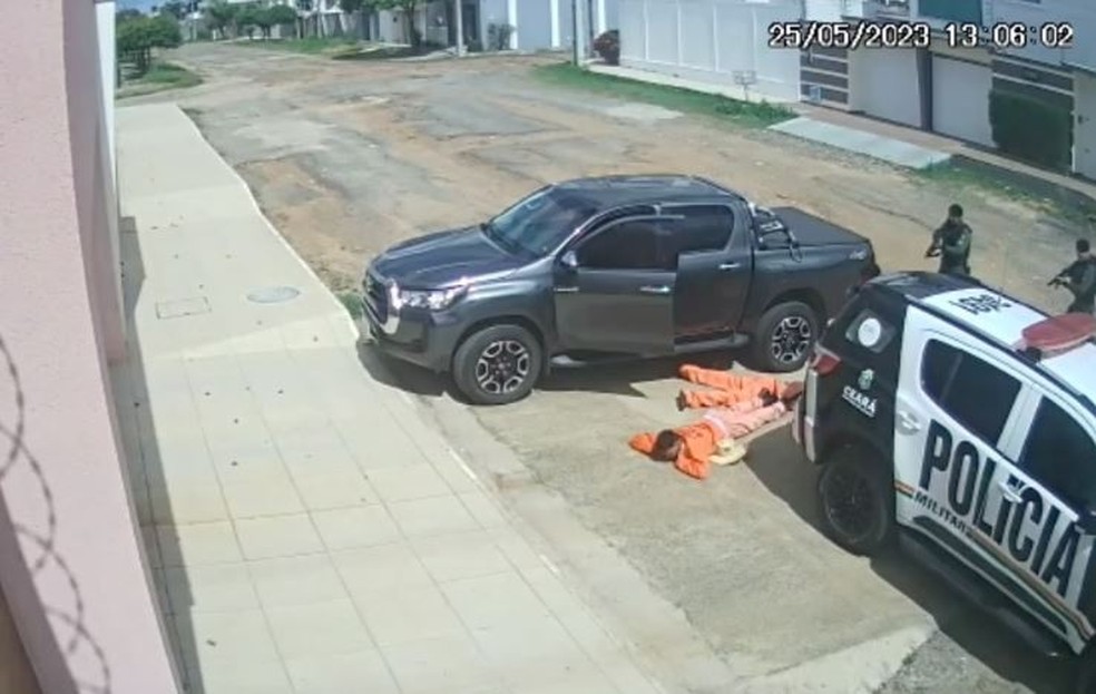 Assaltantes vestidos de garis foram presos quando tentavam fugir com caminhonete das vítimas após roubo com restrição de liberdade em Sobral, no interior do Ceará. — Foto: Reprodução