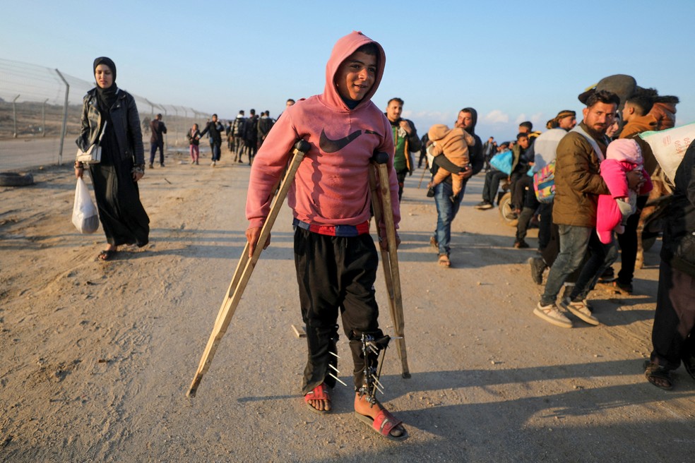 Milhares de palestinos retornam ao norte da Faixa de Gaza em 27 de janeiro de 2025. — Foto: REUTERS/Dawoud Abu Alkas TPX IMAGES OF THE DAY