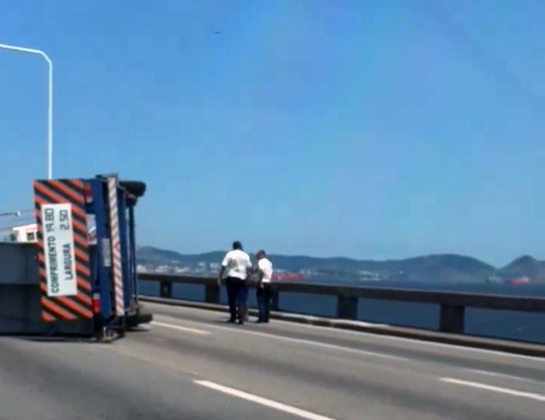 Ponte Rio-Niterói é liberada após 35 minutos interditada devido a acidente