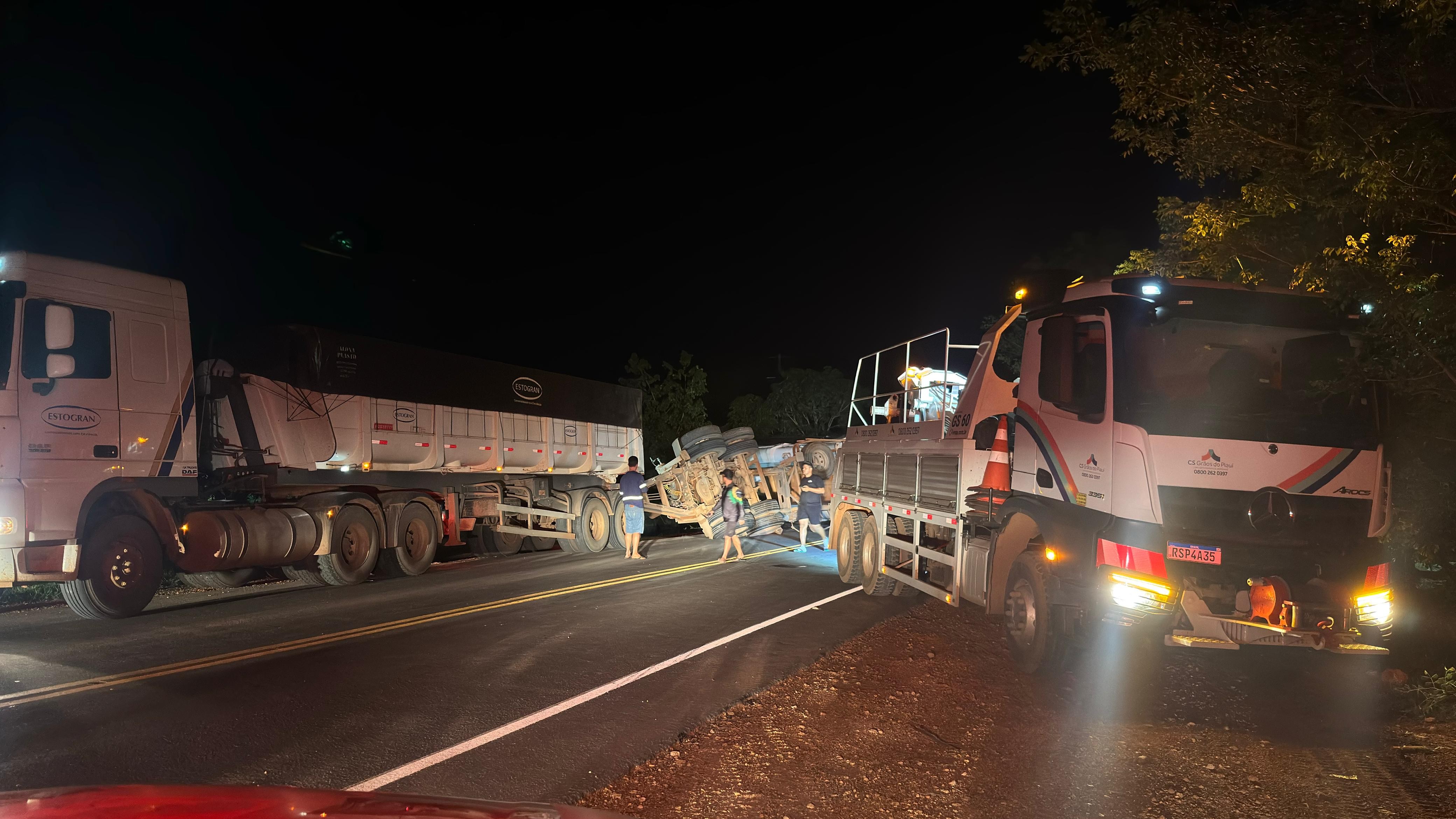 VÍDEO: Caminhão carregado de milho tomba na PI-324