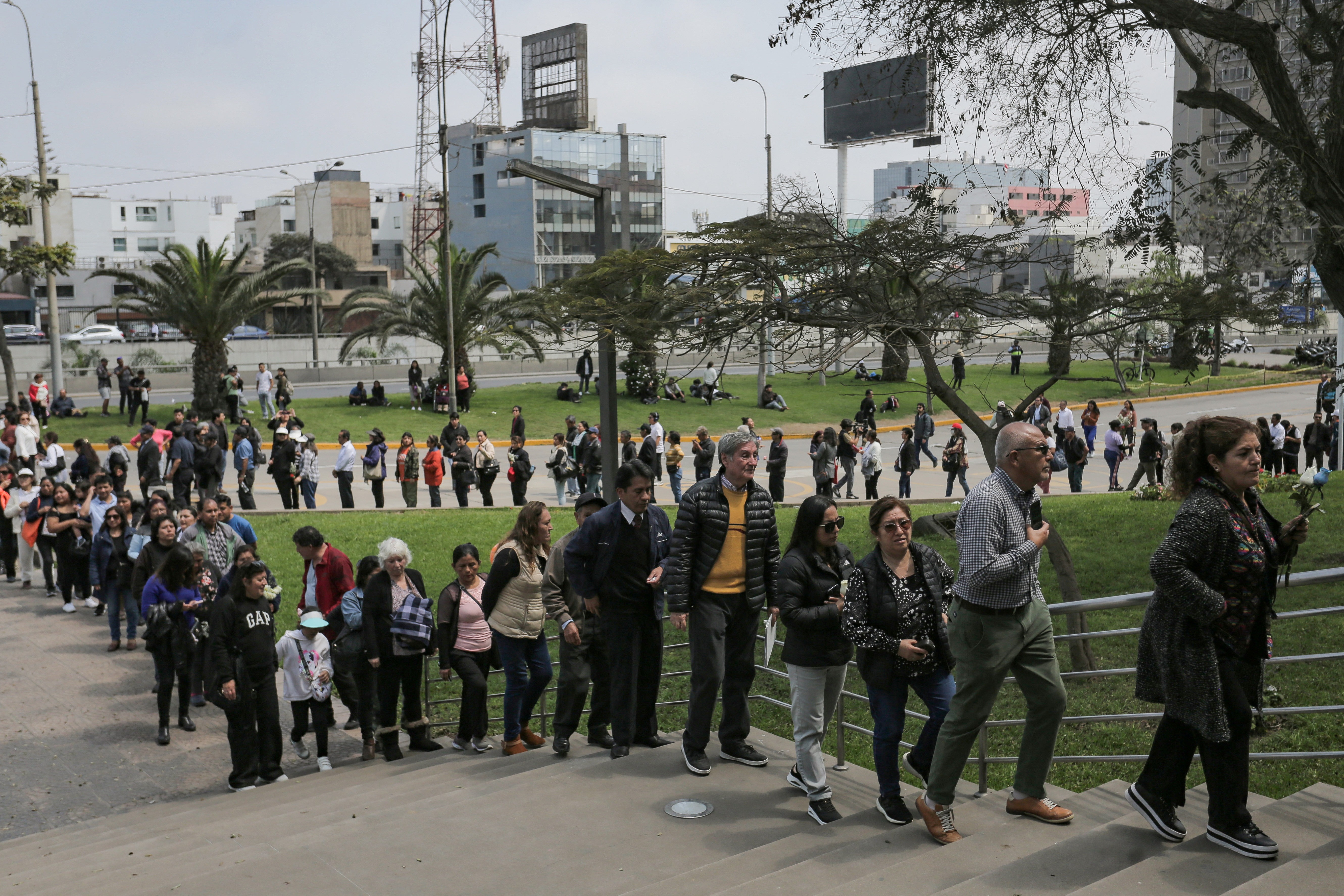 Morte de Fujimori: Peruanos fazem longa fila para se despedir do ex-presidente; FOTOS