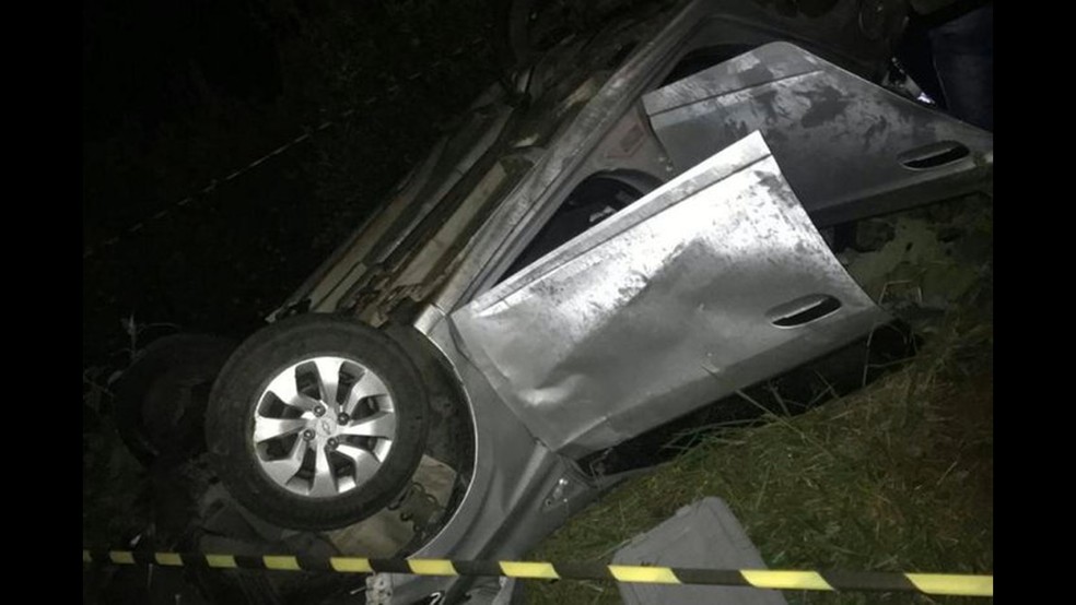 Carro em que estavam suspeitos de assalto capotou durante perseguição em Montenegro — Foto: BRS TV/Reprodução