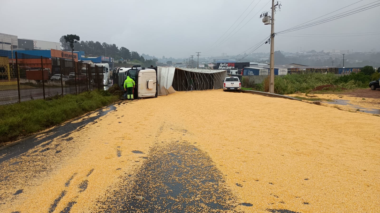 VÍDEO: Caminhão tomba, acerta caminhonete, derrama carga de grãos e interdita BR-376 por quatro horas, em Ponta Grossa