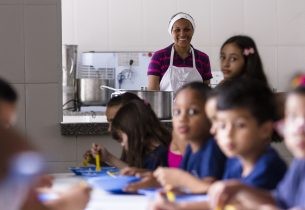 Prazo para estudantes da rede estadual solicitarem o almoço nas férias termina nesta sexta-feira; veja como funciona