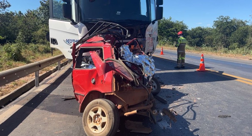 Casal morre em colisão entre carro e caminhão na BR-251, em Montes Claros — Foto: Luisa Câmara/Inter TV dos Vales