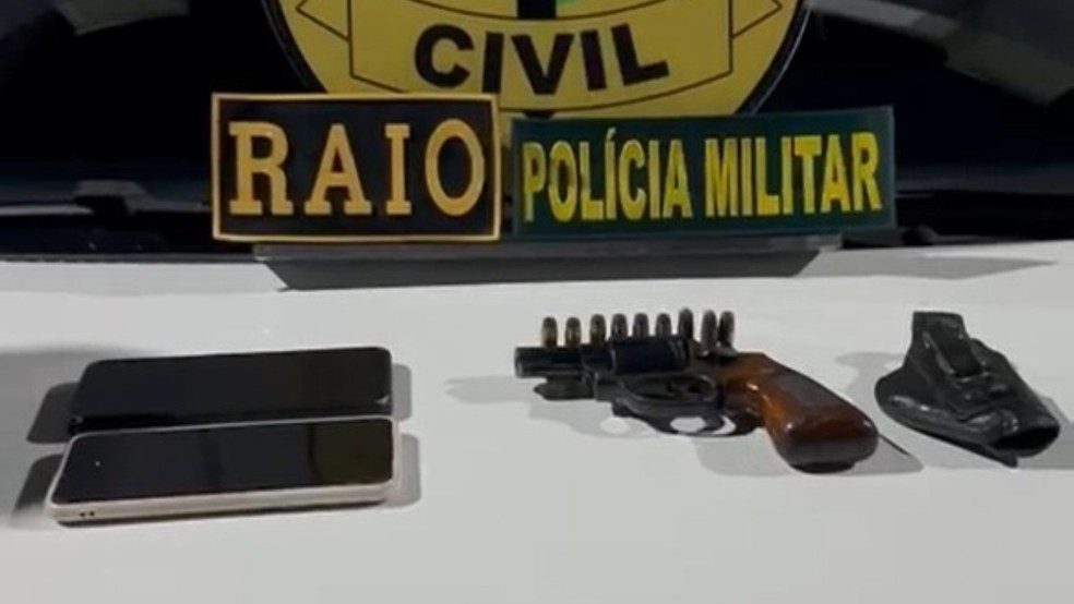 Polícia apreendeu um revólver municiado usado no crime. — Foto: Polícia Militar/ Divulgação