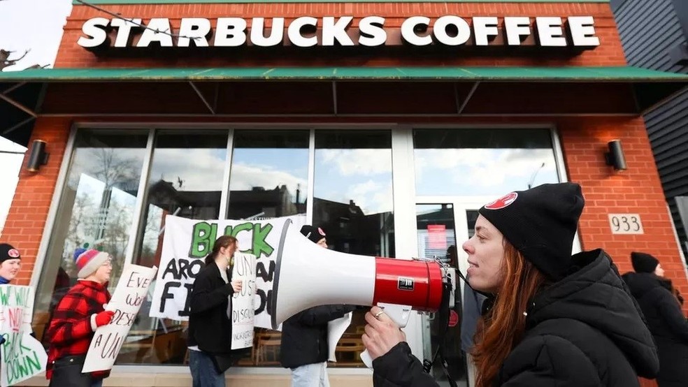 O sindicato que representa parte dos trabalhadores da Starbucks nos Estados Unidos disse que a paralisação da Copa Vermelha deste ano seria maior do que em 2022. — Foto: Reuters via BBC