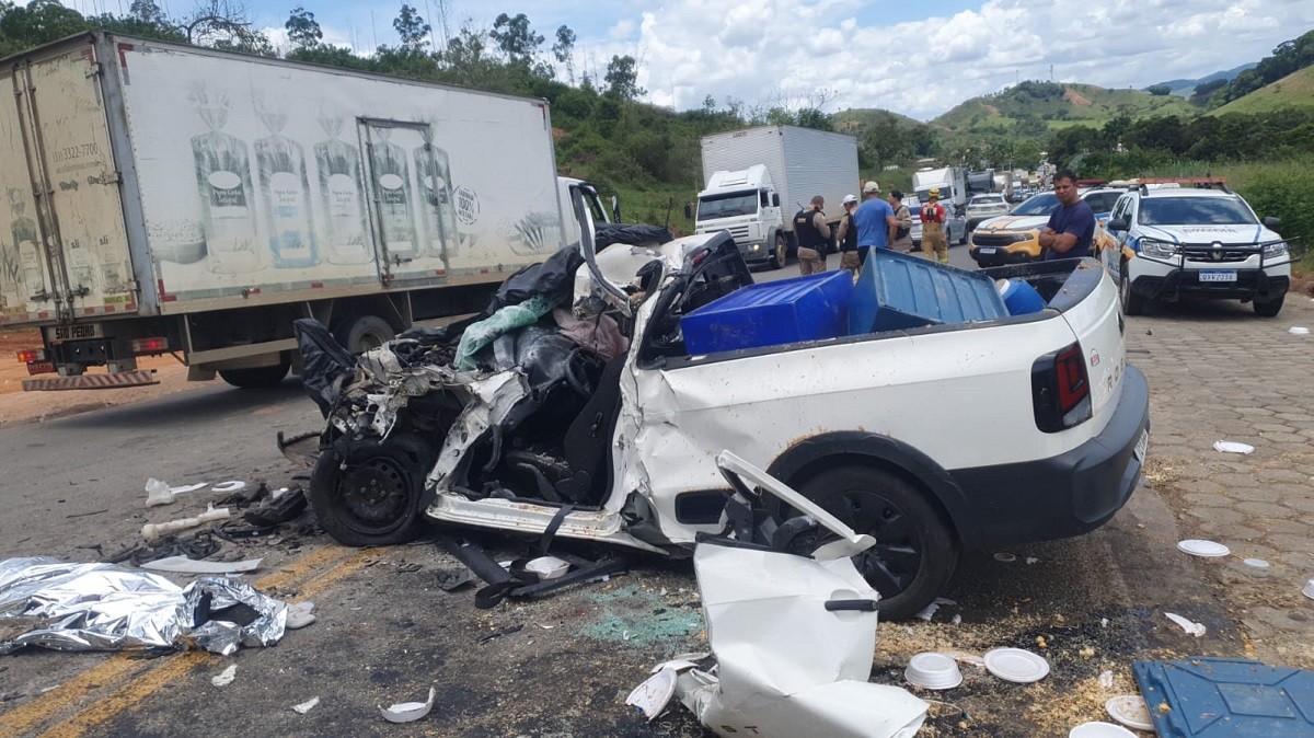 Acidente entre caminhão e caminhonete deixa motorista morto na  MGC-265