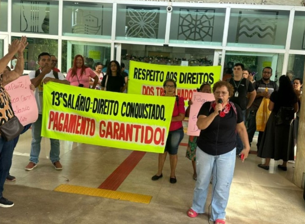 Servidores da Saúde protestam por falta de pagamento de 13° salário em MT