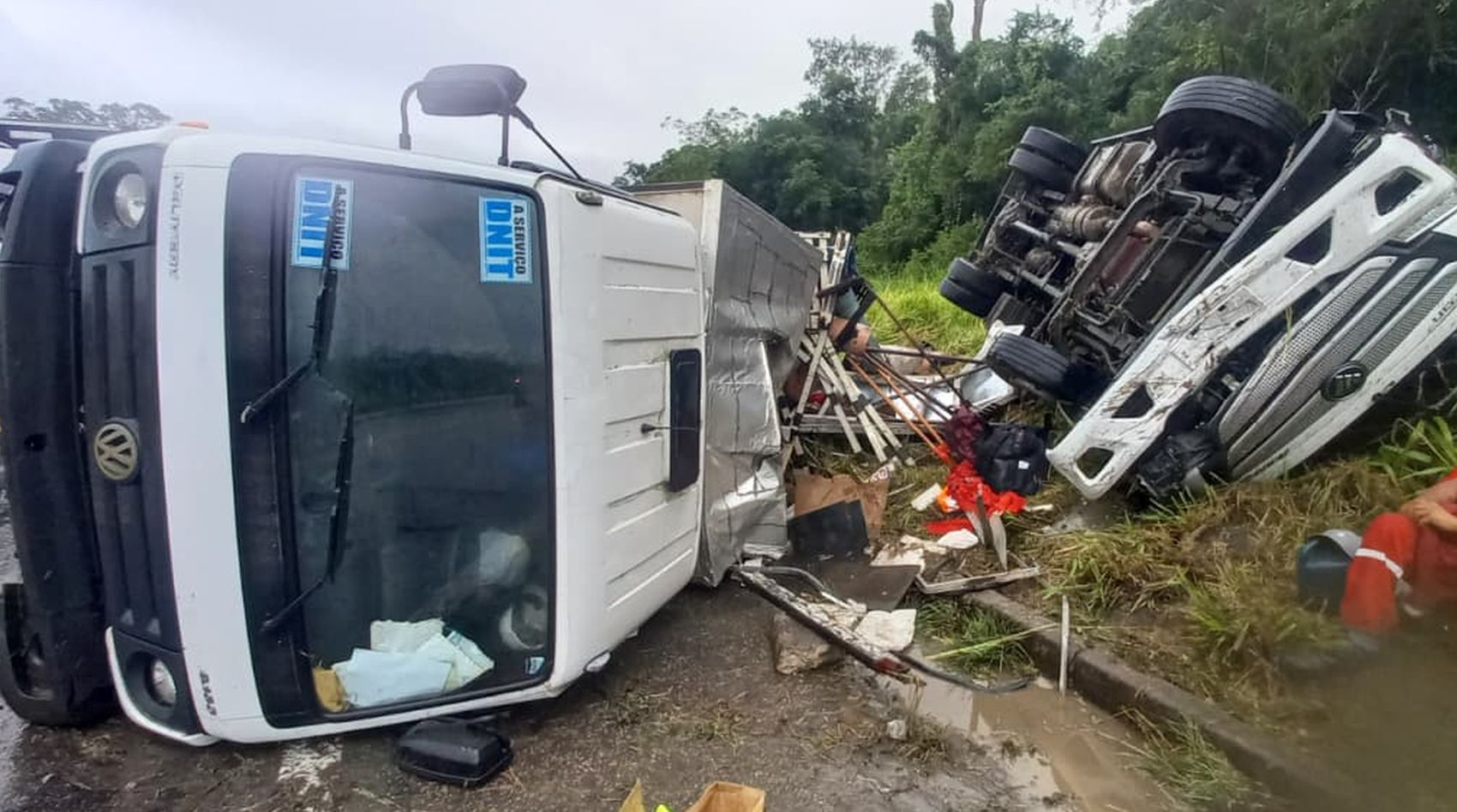Acidente entre dois caminhões deixa um ferido na BR-349 em Siriri