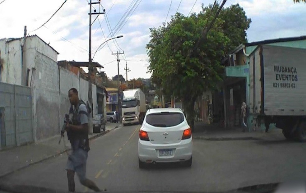 Bandido armado de fuzil e colete à prova de balas abordou motorista na Estrada do Porto Velho, em Cordovil — Foto: Reprodução