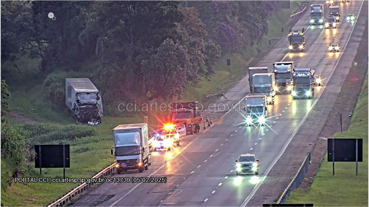 Caminhoneiro morre após bater em carreta na Rodovia Castello Branco em Mairinque 