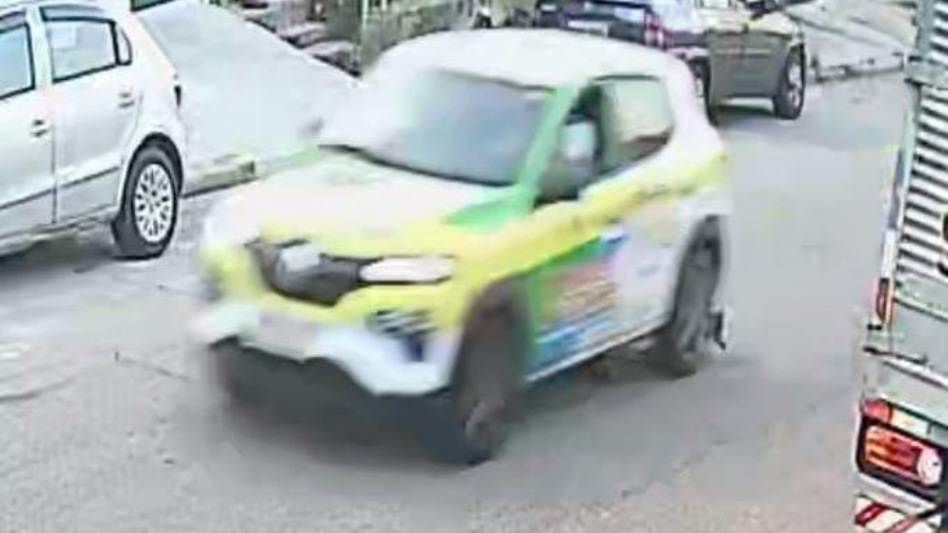 VÍDEO: cachorra é atropelada por carro de autoescola em Jundiaí