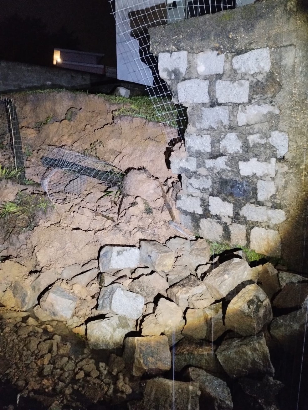 Muro desaba no Jardim Martinelli, em Itatiaia — Foto: Defesa Civi/Itatiaia