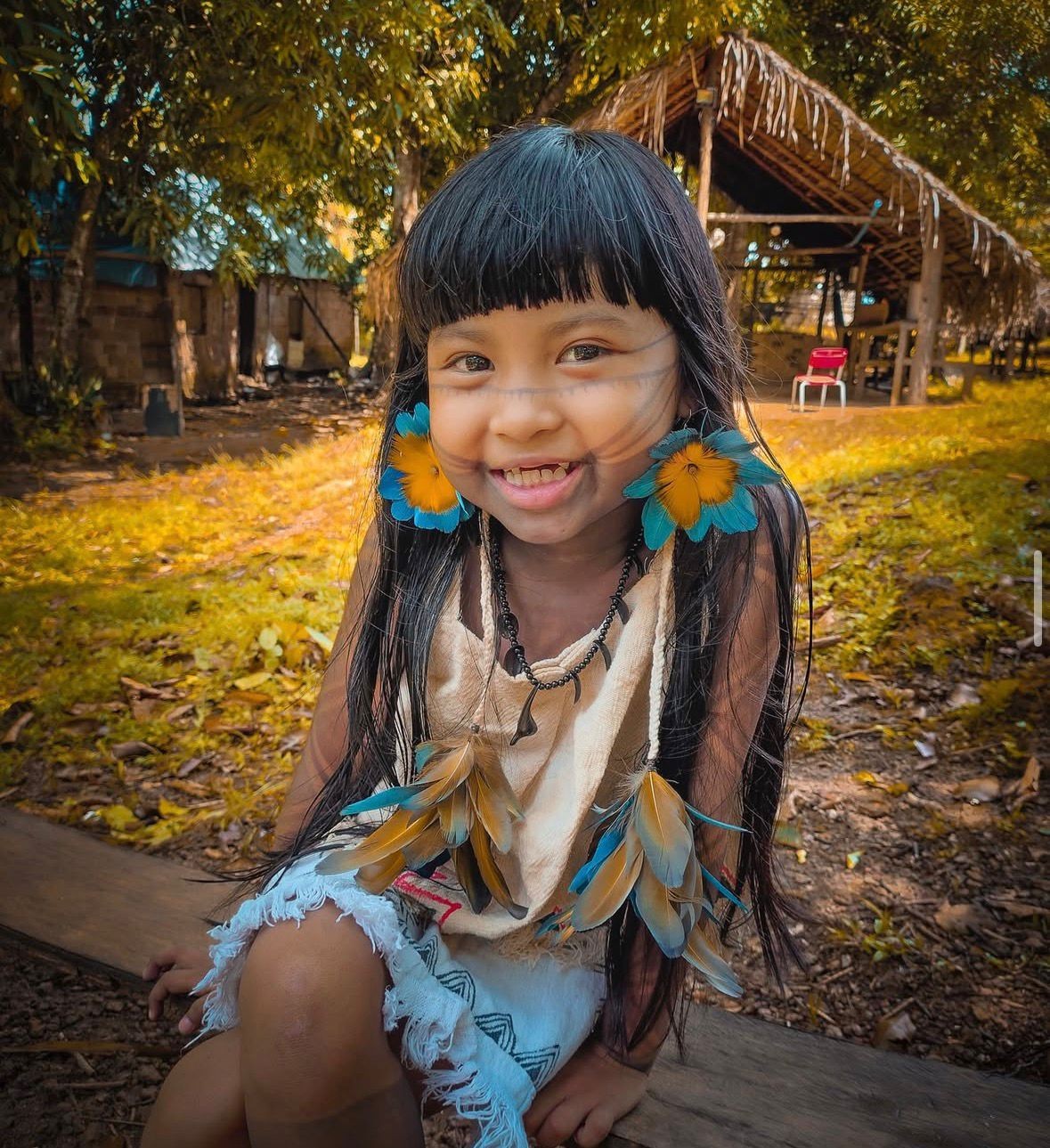 'Oi, pexual!': criança indígena do AM viraliza ao comer tanajura e mostrar a rotina das culturas Sateré-Mawé e Ticuna nas redes sociais