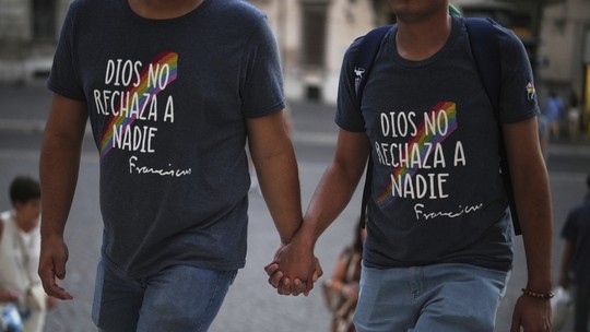 Católicos LGBTQIA+ participam de peregrinação no Vaticano durante 'Ano Santo'