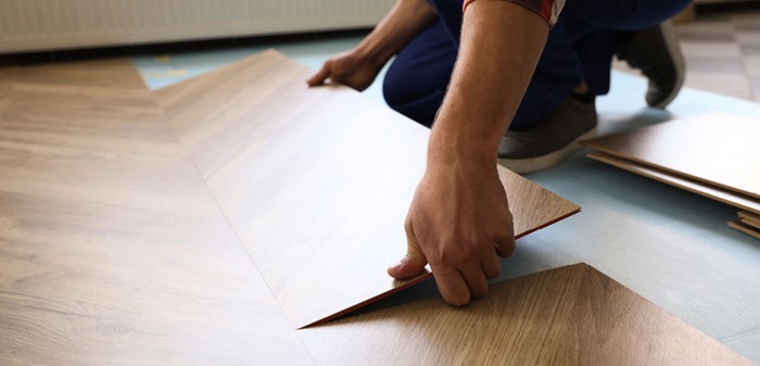 Pisos vinílicos ganham espaço como escolha inteligente para reformas ágeis