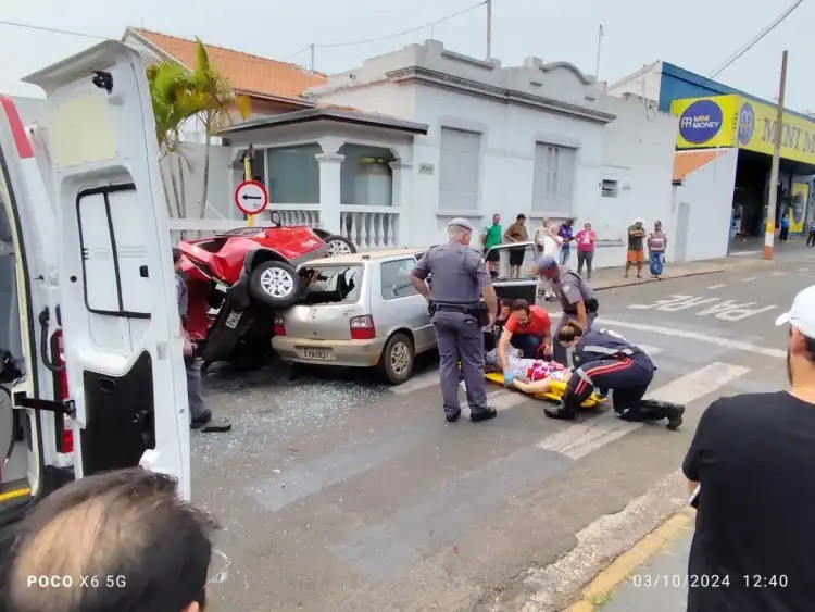 Motorista passa mal e causa acidente ao atingir carro estacionado no Centro de Avaré