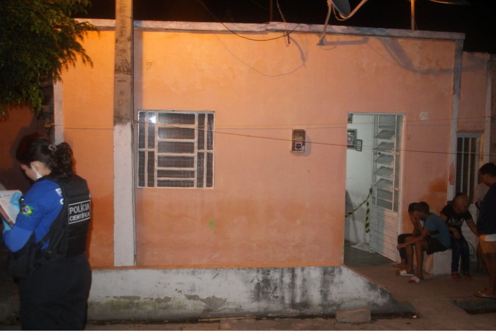 Casa onde adolescente foi morta em Santana do Ipanema fopi periciada, Alagoas — Foto: Polícia Científica