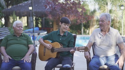 Amor entre avós e netos ganha ritmo diferente com a música