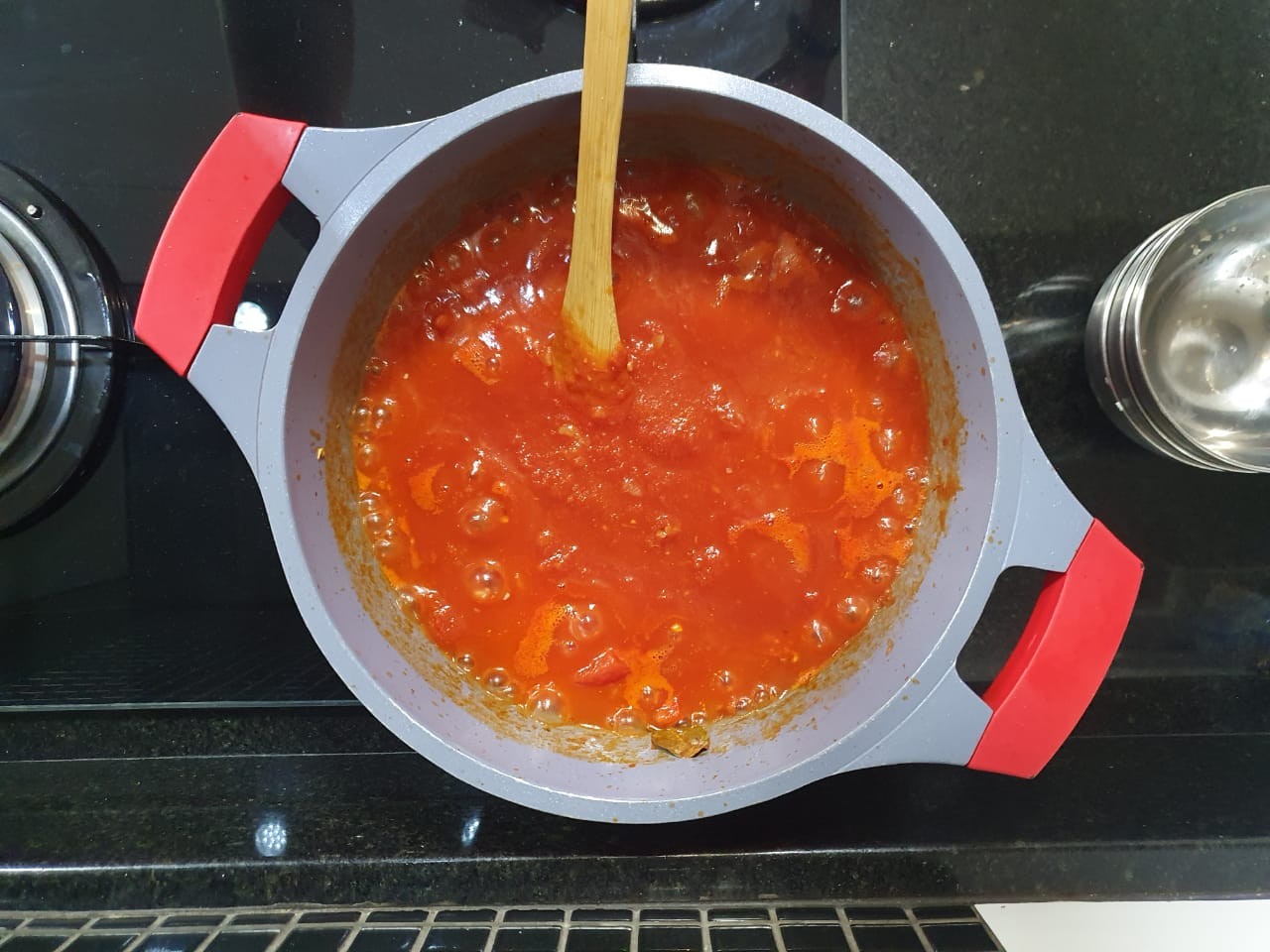 Caiu molho de tomate na roupa? Este passo a passo salva a peça