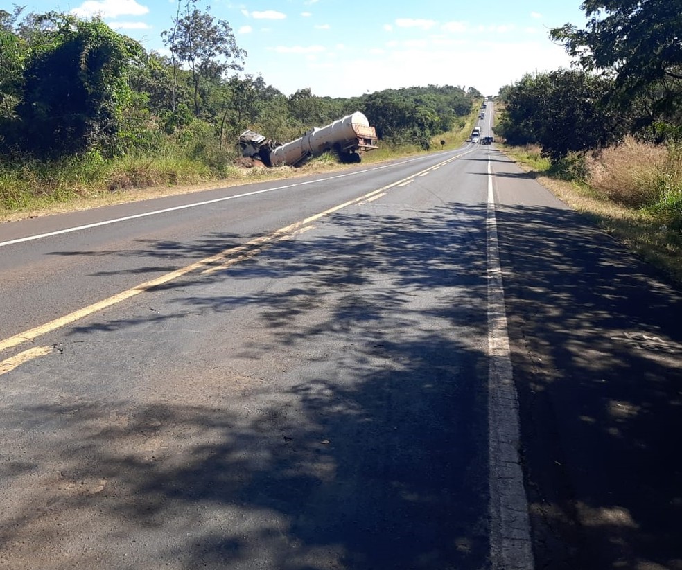 Carreta-tanque saiu da pista e parou às margens da rodovia. — Foto: Polícia Militar Rodoviária/Divulgação