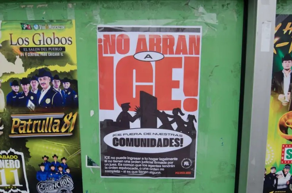 Placas foram colocadas em Chicago para alertar a comunidade de migrantes sobre as operações do ICE. — Foto: Getty Images via BBC