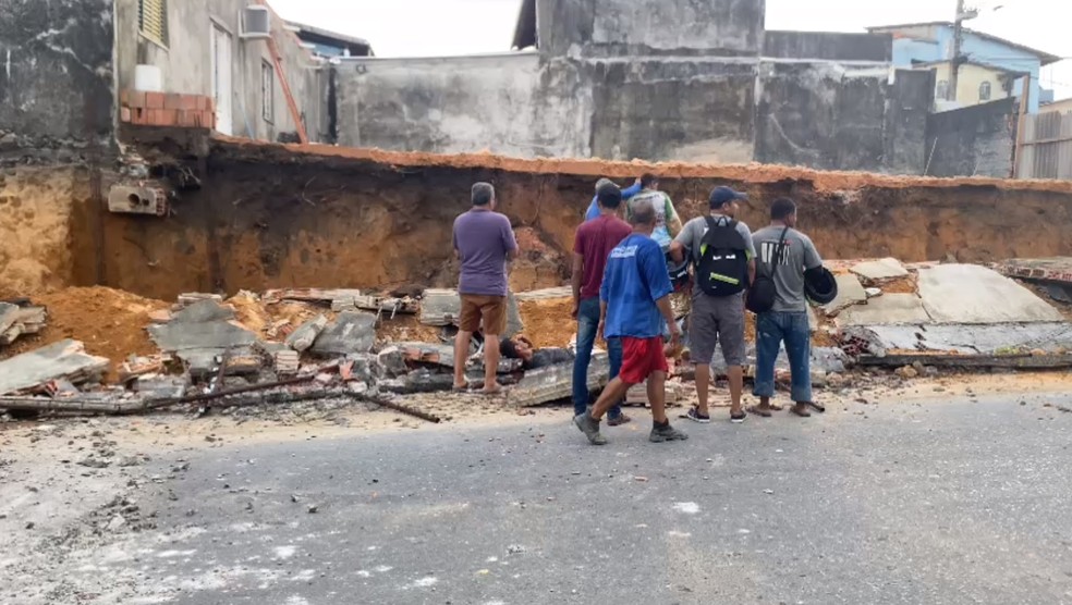 Desabamento de muro em Manaus — Foto: Divulgação
