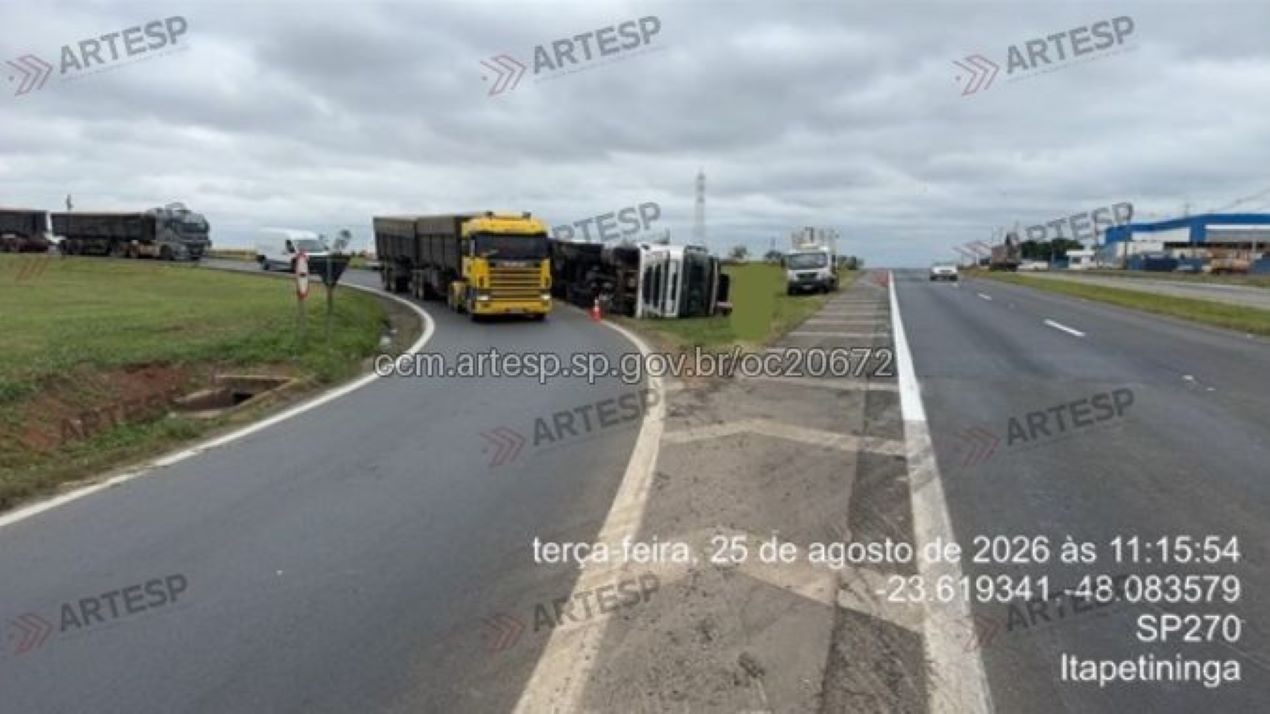 Carreta tomba e bloqueia acesso à SP-127 em Itapetininga