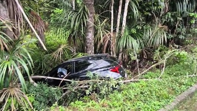 Médico morre após carro sair da pista e bater em árvores na BR-174