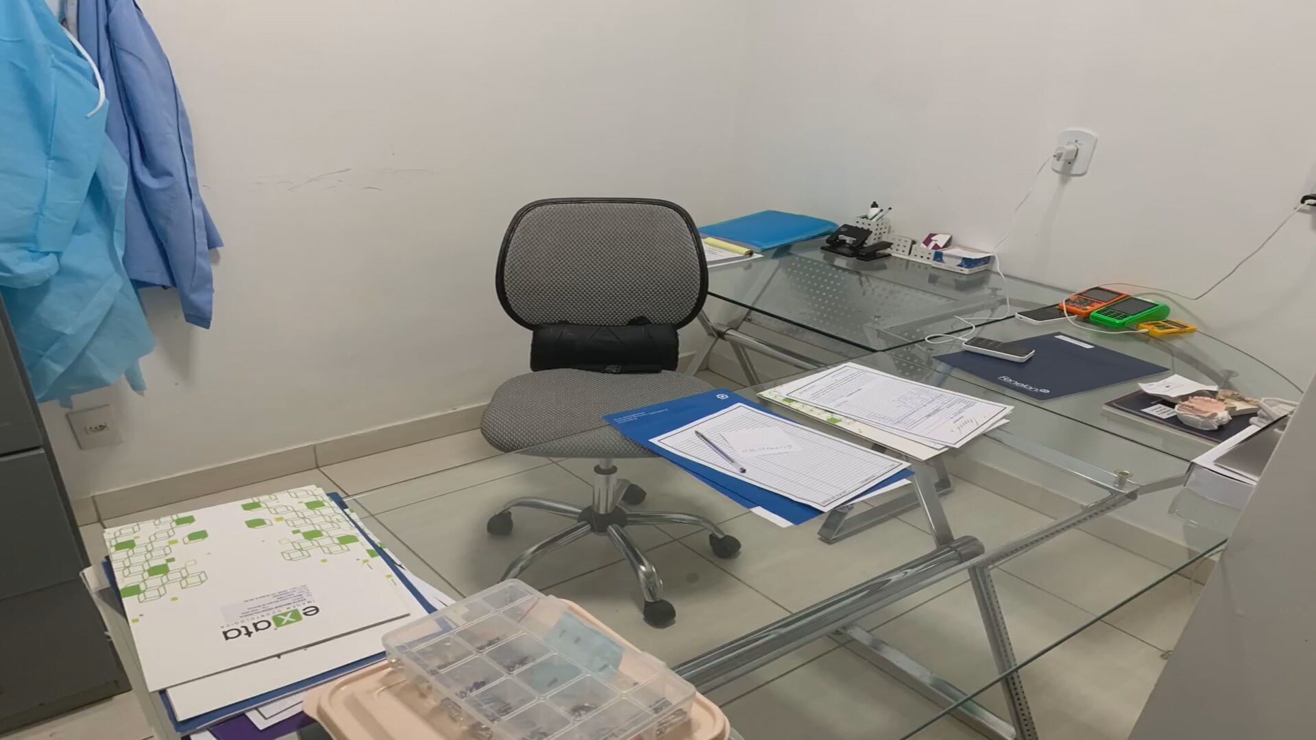Falso dentista é descoberto após 13 anos de atuação no DF; clínica é interditada