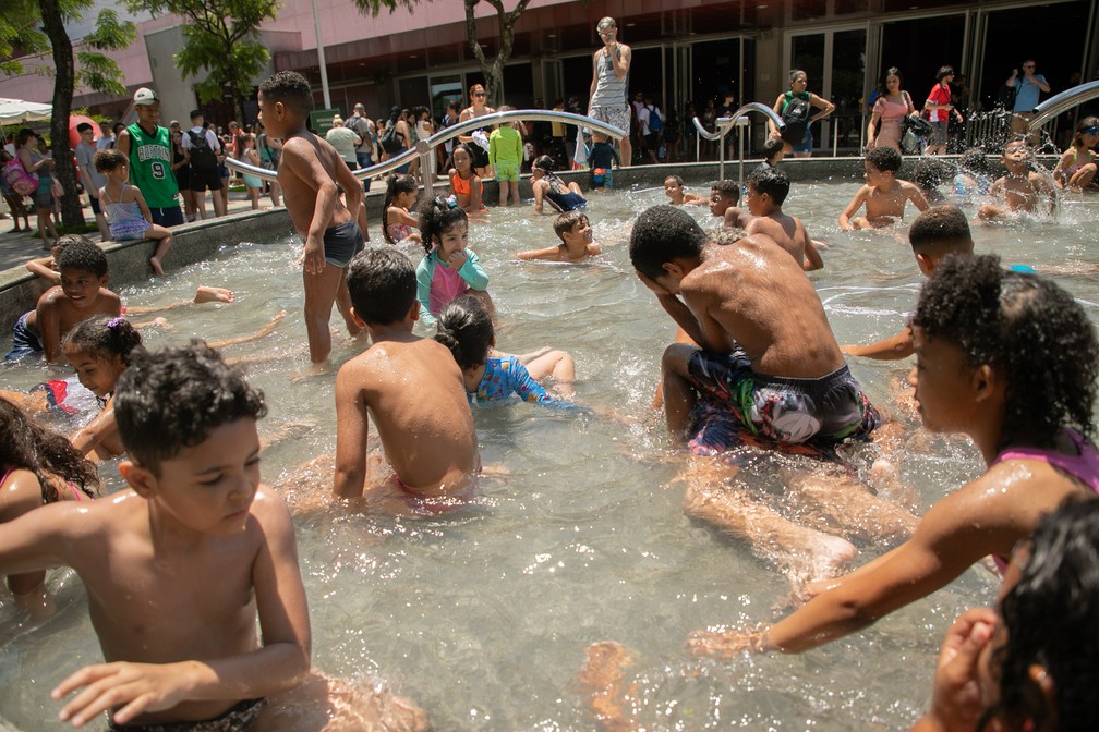Público aproveitando mais um dia de sol e calor na piscina do Sesc Belenzinho, na Zona Leste de SP — Foto: BRUNO ROCHA/ENQUADRAR/ESTADÃO CONTEÚDO