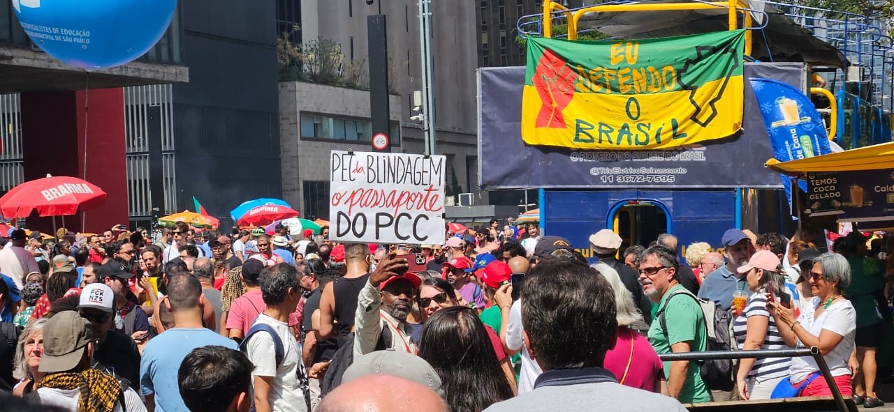 Manifestantes fazem protesto contra PEC da Blindagem e Projeto da Anistia na Avenida Paulista