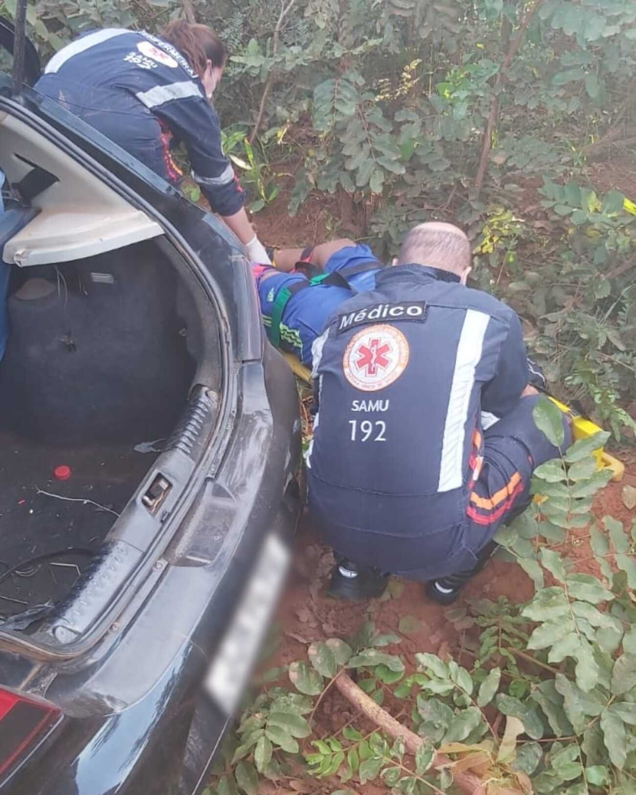 Motorista de caminhonete perde controle da direção e atinge carro em MG
