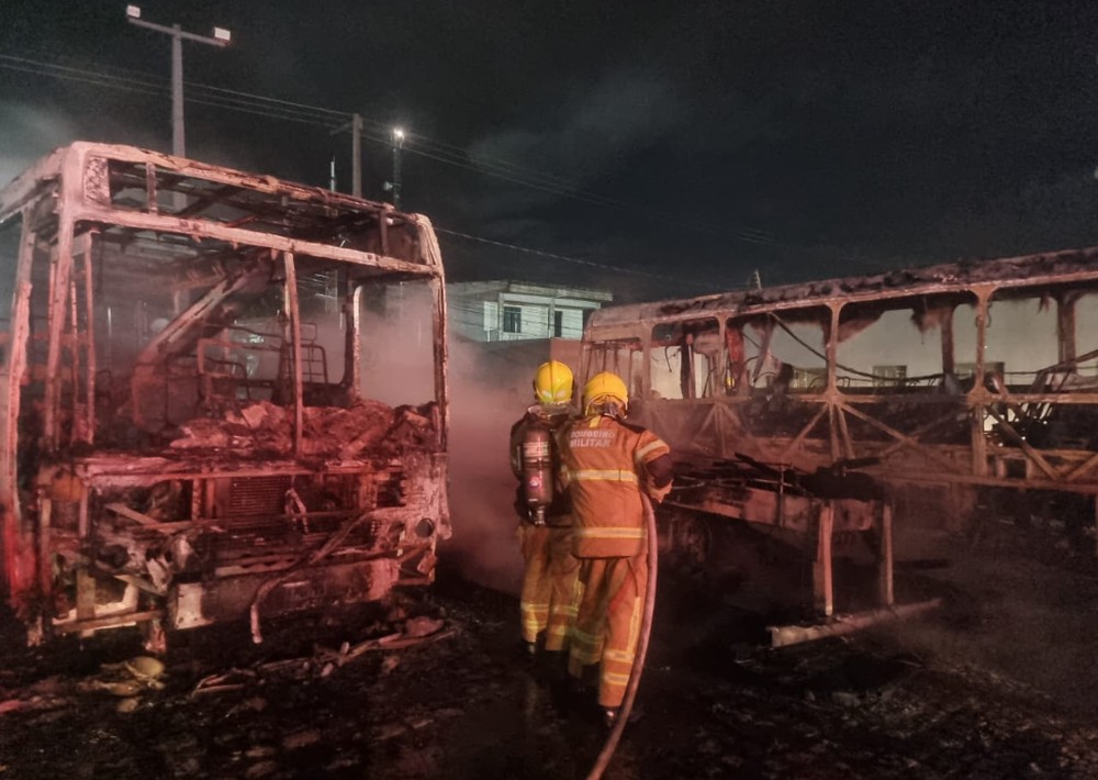 Caminhão pega fogo em posto de combustíveis de Cristinápolis